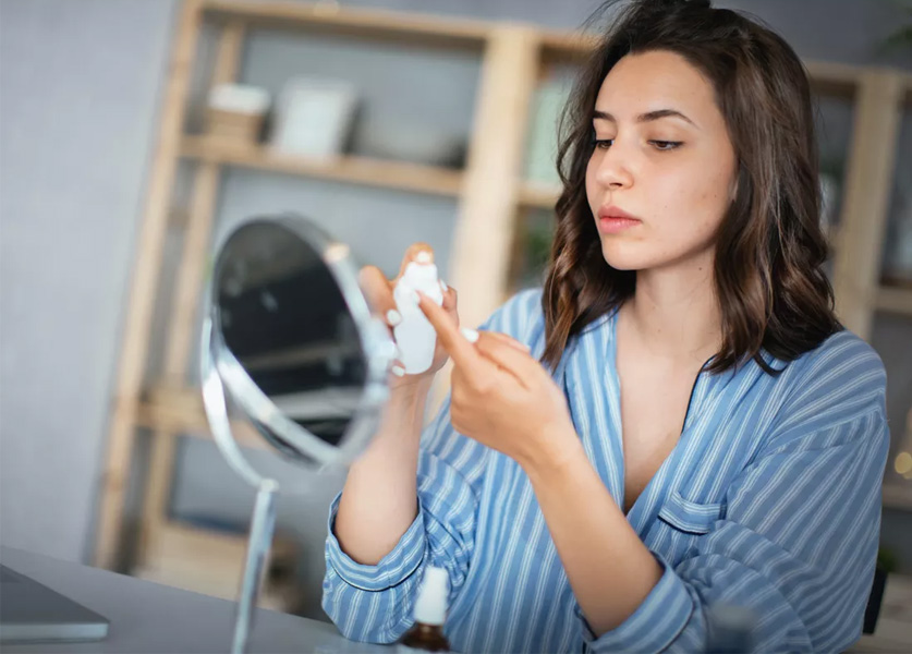 "Sticky Method": Trick to Camouflage Acne Pimples