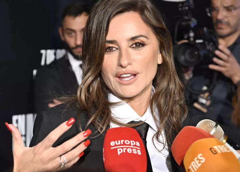 Penélope Cruz تعيد إحياء موضة أظافر التسعينات