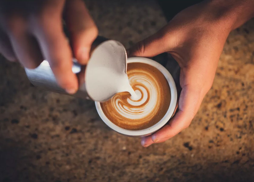 هل إضافة الحليب إلى القهوة مفيدة للصحة؟