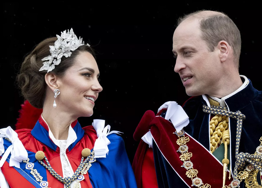 بالصورة، نظرة حب وإعجاب الأمير ويليام إلى كيت ميدلتون خلال مراسم التتويج