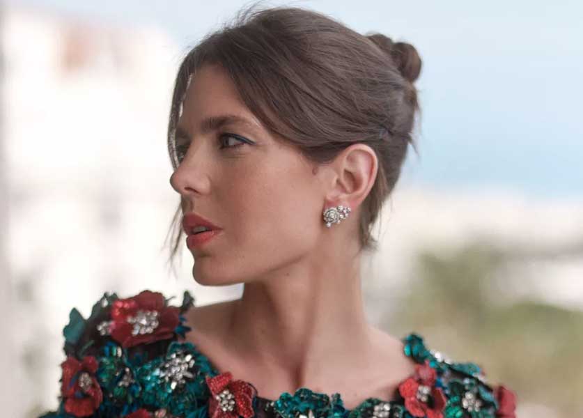 مكياج شارلوت كاسيراغي على السجادة الحمراء في Cannes