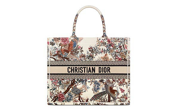 Dior Book Tote حقيبة أيقونية جديدة  بروحية  "الحديقة الشتويّة"