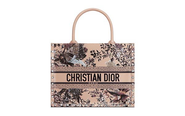 Dior Book Tote حقيبة أيقونية جديدة  بروحية  "الحديقة الشتويّة"