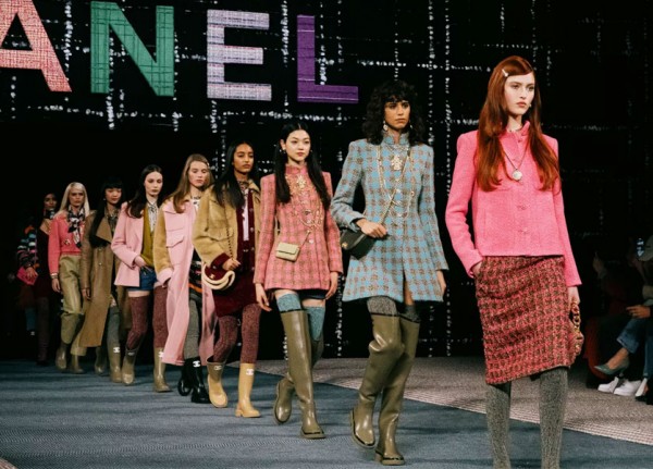 Fall-Winter 2022/23 Ready-to-Wear Show: Chanel Pays Homage to Its Iconic Tweed