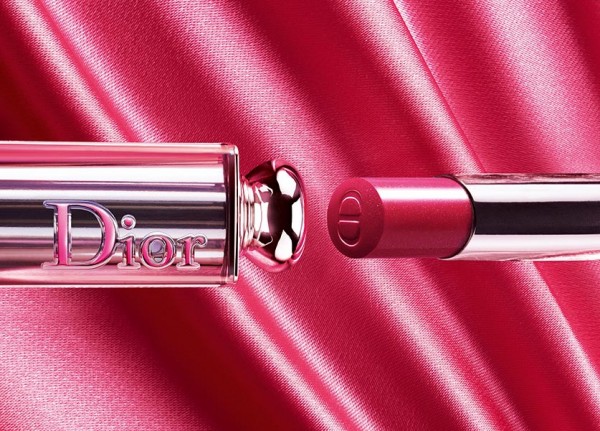 This Pink Shiny Lipstick Will Leave you Addicted