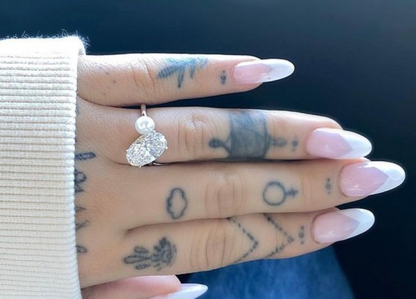 هكذا شارك دالتون جوميز في تصميم خاتم زفاف أريانا غراندي الماسي