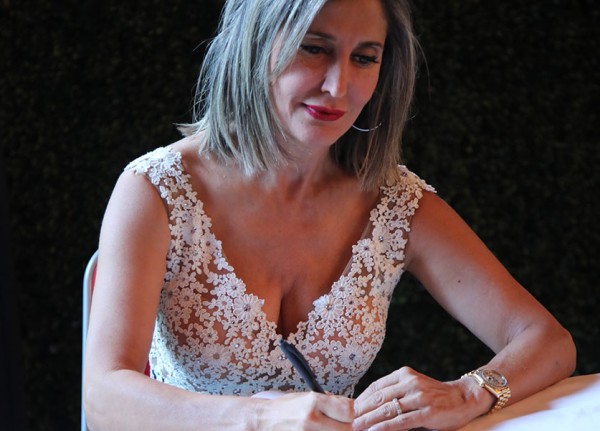 الكاتبة اللبنانية جيزيل قساطلي تطلق كتابها كوني امرأة