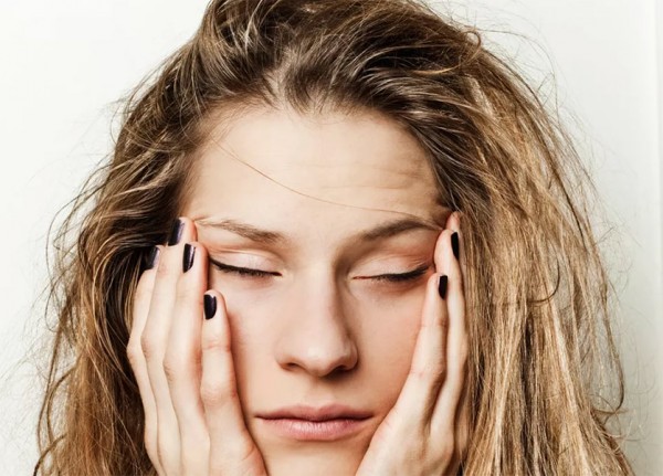4 نصائح سهلة في الشعر والمكياج لكي لا يظهر عليكِ التعب 