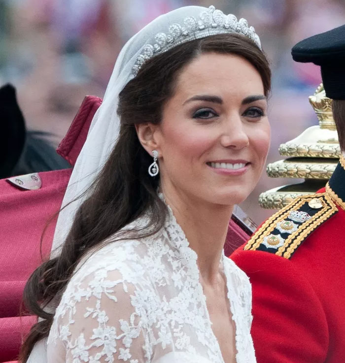 Kate Middleton chose a half-pulled hair with a diamond tiara.