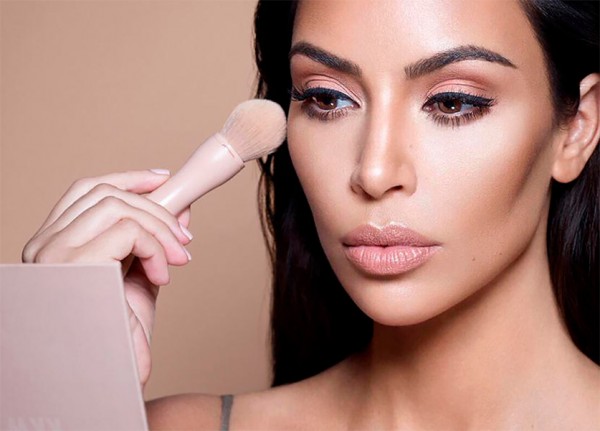 كيم كارداشيان تضيف العناية بالبشرة إلى علامتها التجارية KKW Beauty