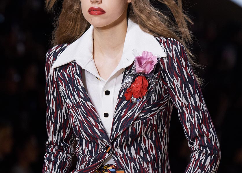 It's all about big collars this spring! It's all about big collars this spring!