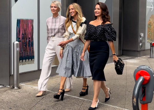 Sarah Jessica Parker Takes The Streets Of New York With Her Friends In Style 