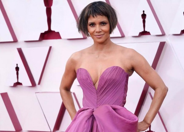 Oscars 2021: 8 Major Red Carpet Looks