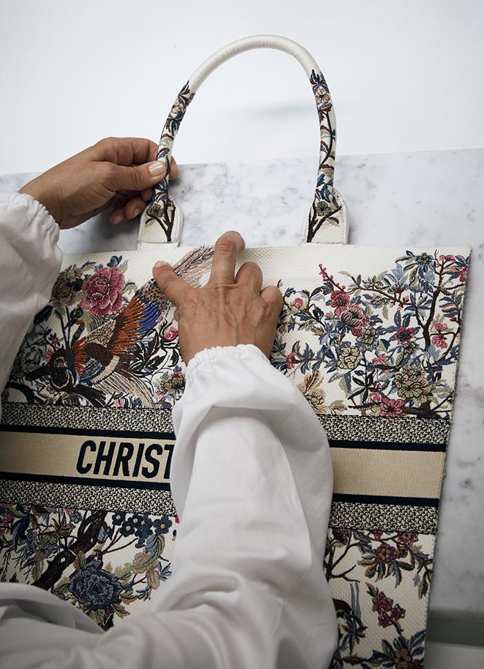 Dior Book Tote حقيبة أيقونية جديدة  بروحية  "الحديقة الشتويّة"