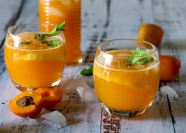 شراب المشمش والبرتقال المنعش