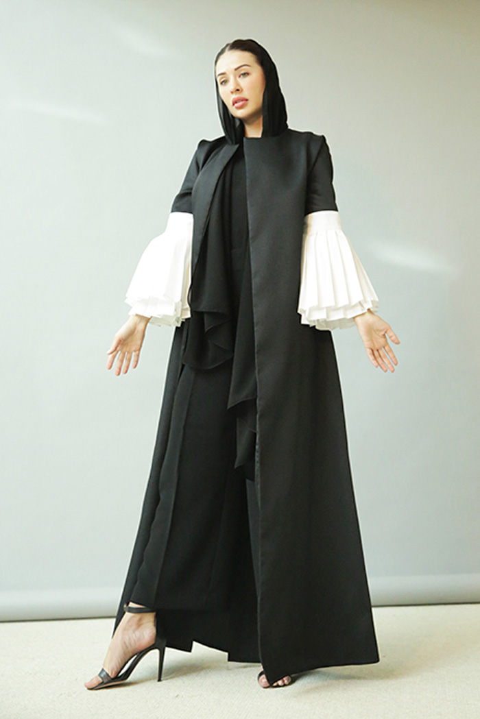 Pleated abaya in black and white – Noura Sulaiman