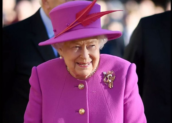 تعرّفي على الشنطة التي لا تفارق يد الملكة إليزابيث الثانية منذ خمسين عامًا