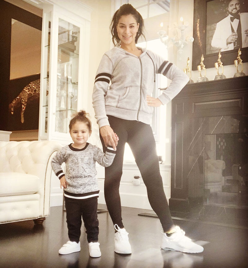 Rima-Fakih-with-her-daughter