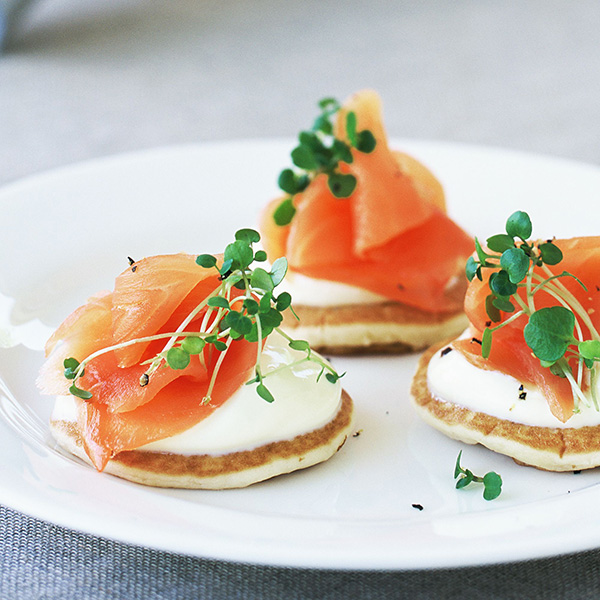 Smoked-Salmon-on-Dill-Pikelets