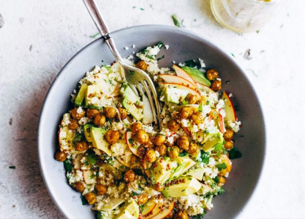 Spring salad with cauliflower and apples
