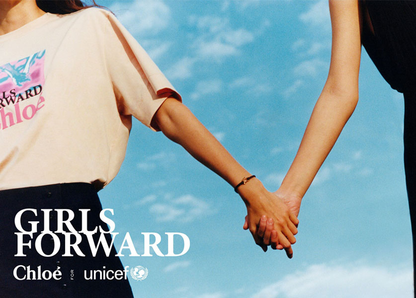 دار Chloé تصدر قمصاناً وأكسسوارات لدعم Girls Forward