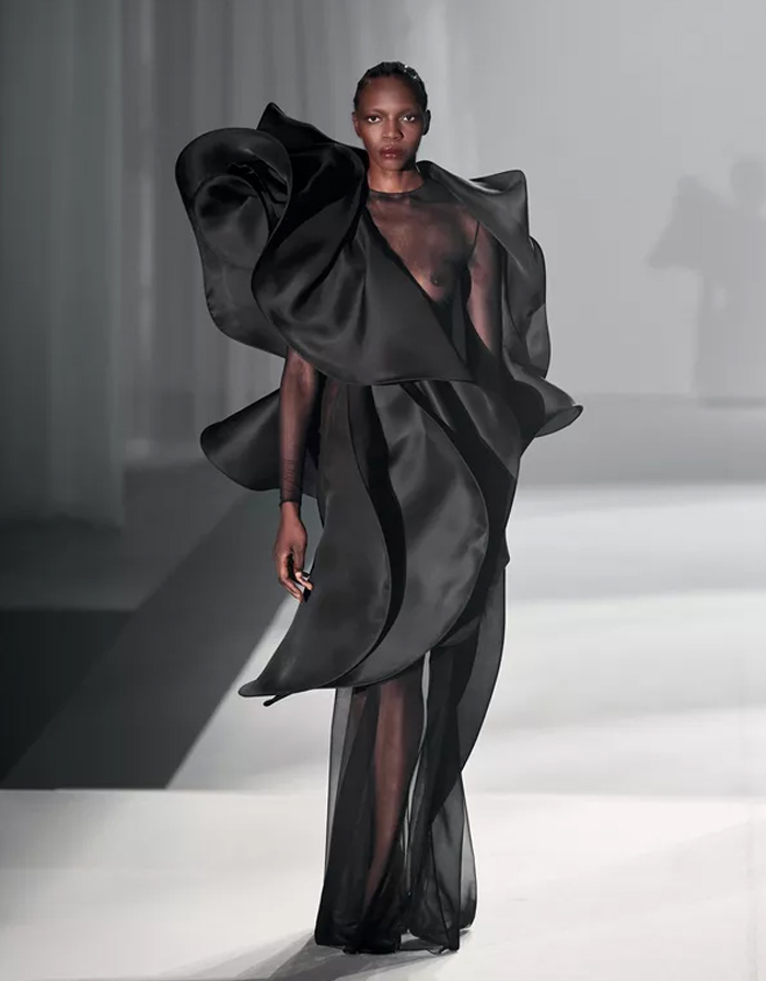 أزياء Stephane Rolland لخريف وشتاء 24/25 تعكس جمال باريس