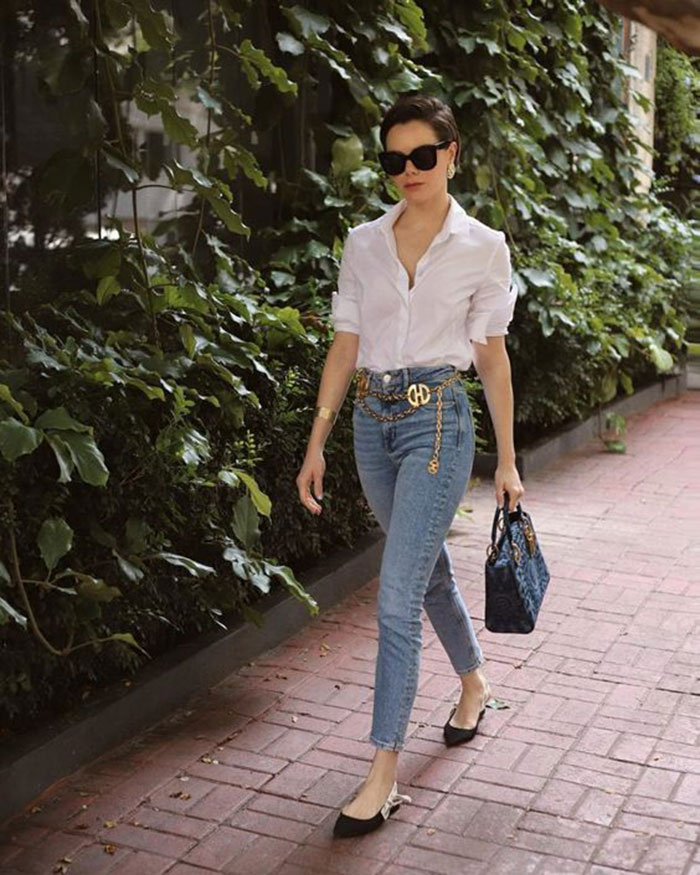 skinny jeans, a basic white shirt, a pair of ballerinas and the logoed gold chain belt