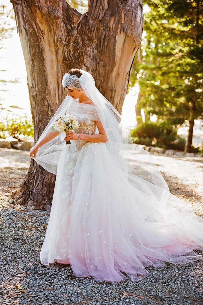 anne-hathaway-wedding-dress