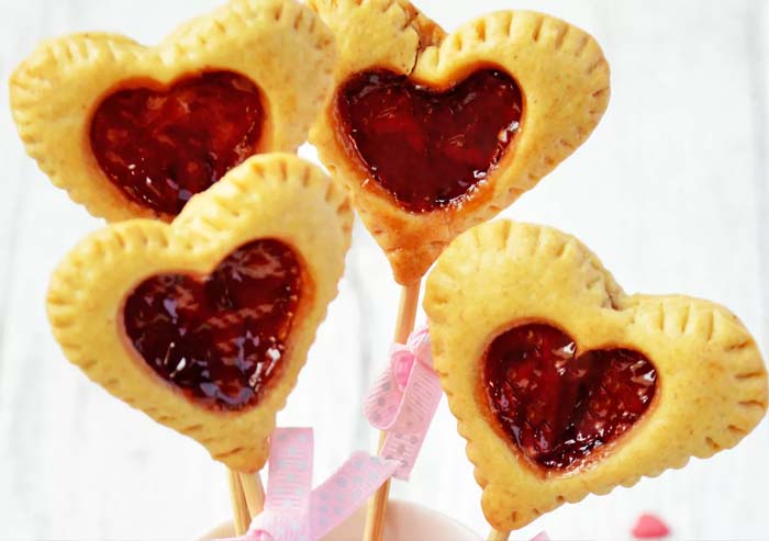 Lolipop pop cakes with raspberry