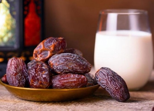 Why Is it Better to Break your Fast with Dates & Milk? 