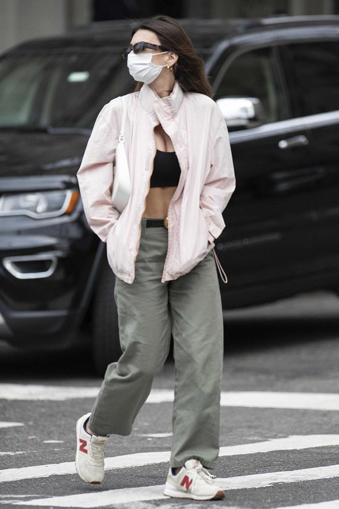 emily-ratajkowski-street-style-nyc-sneakers