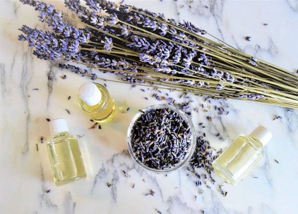 8 Essential oils to add to your summer bag