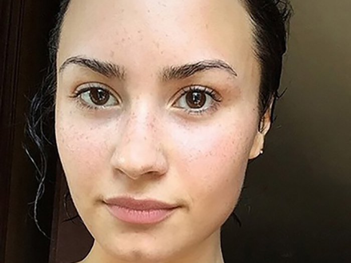 TOP 10 CELEBRITIES WHO LOOK GORGEOUS WITHOUT MAKEUP