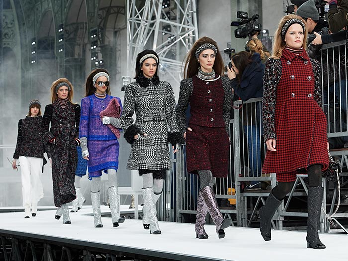 Models present a creation for Chanel during the 2016-2017 fall/winter ready -to-wear collection fashion show at Grand Palais in Paris, France on March  8, 2016. Photo by ABACAPRESS.COM Stock Photo - Alamy