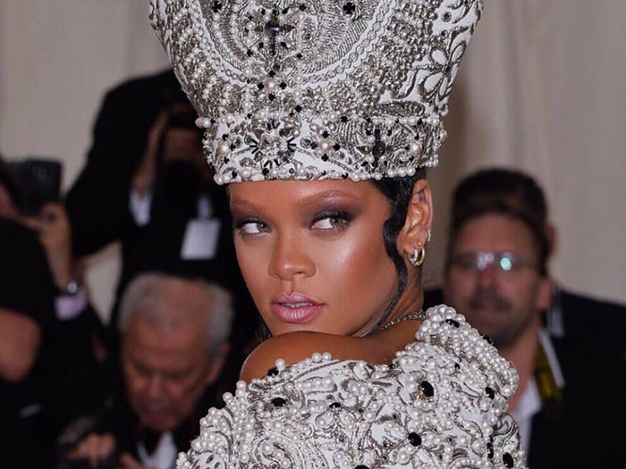 Rihanna’s 2018 Met Gala Beauty Breakdown Rihanna’s 2018 Met Gala Beauty Breakdown