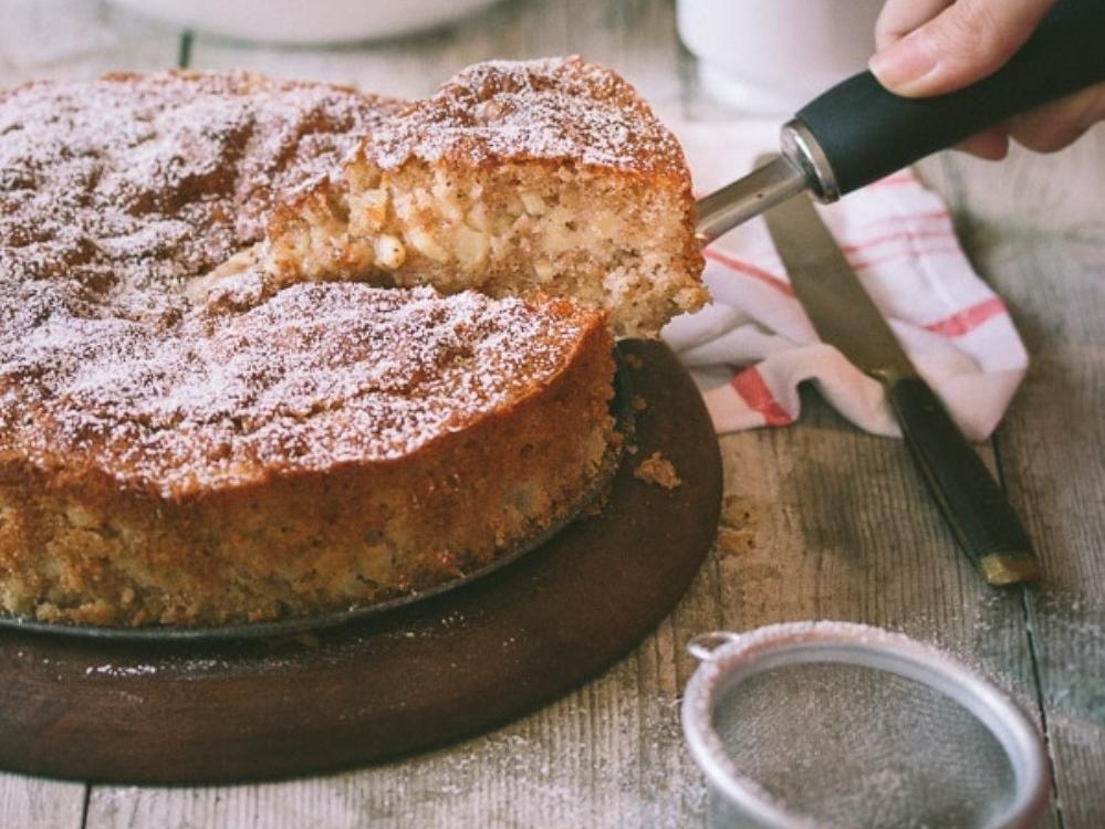 Baked bread cake with apples and cinnamon