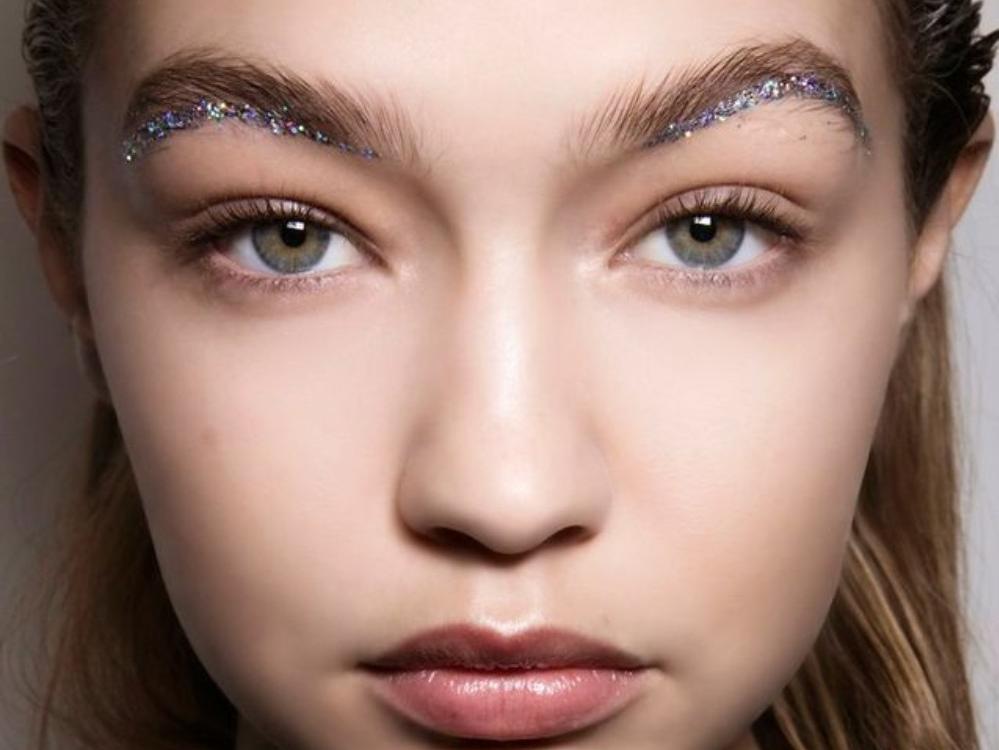 5 rules to consider while putting sparkly makeup