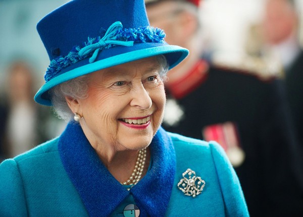 رسائل خفية تحملها الملكة إليزابيث في ملابسها 
