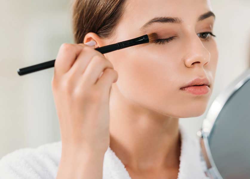 حيل بالمكياج لإخفاء علامات الإرهاق حيل بالمكياج لإخفاء علامات الإرهاق