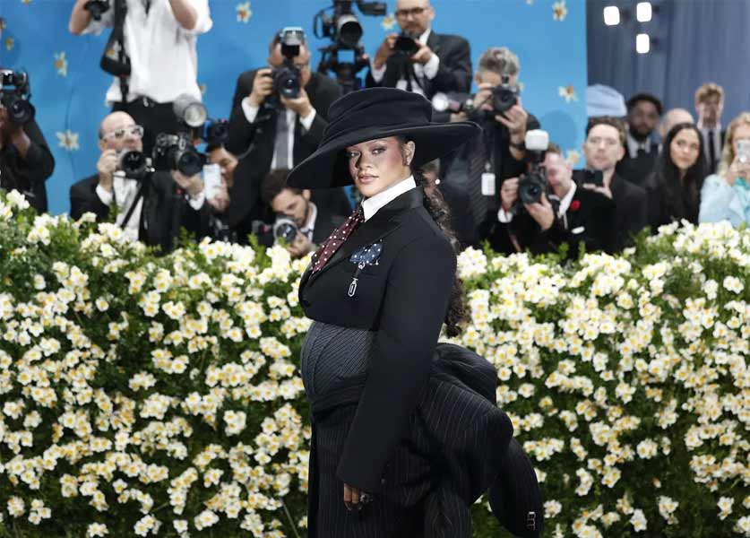 ريهانا تعلن عن حملها الثالث بإطلالة ساحرة في حفل Met Gala 2025