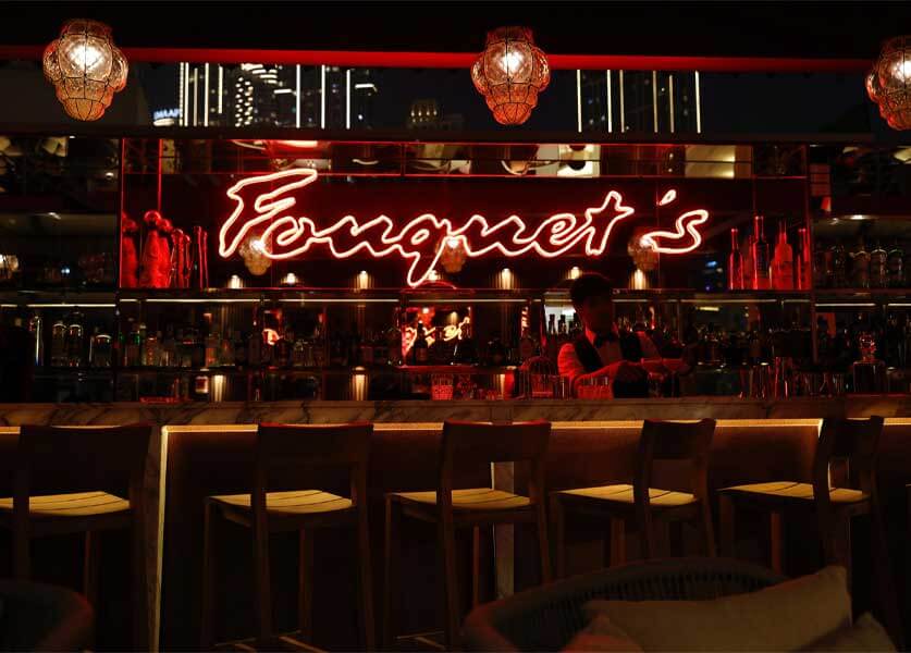 تعاون بين مطعم  Fouquet’s دبي Nuit de Folie في رحلة إلى الثمانينيات الفرنسية