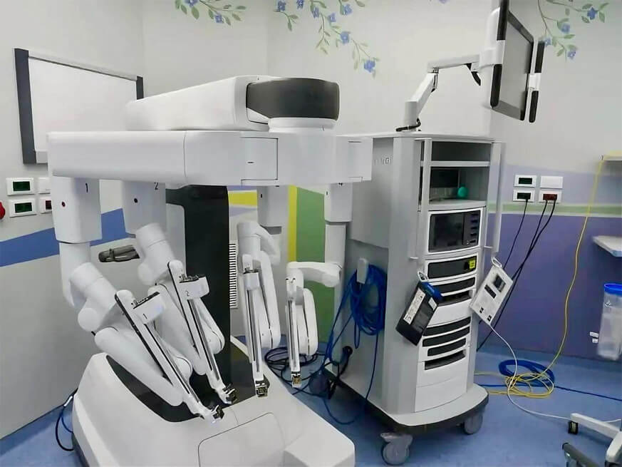 أول جراحة روبوتية متطوّرة للكبد في مستشفى المشرق  بالتعاون مع Ircad Liban
