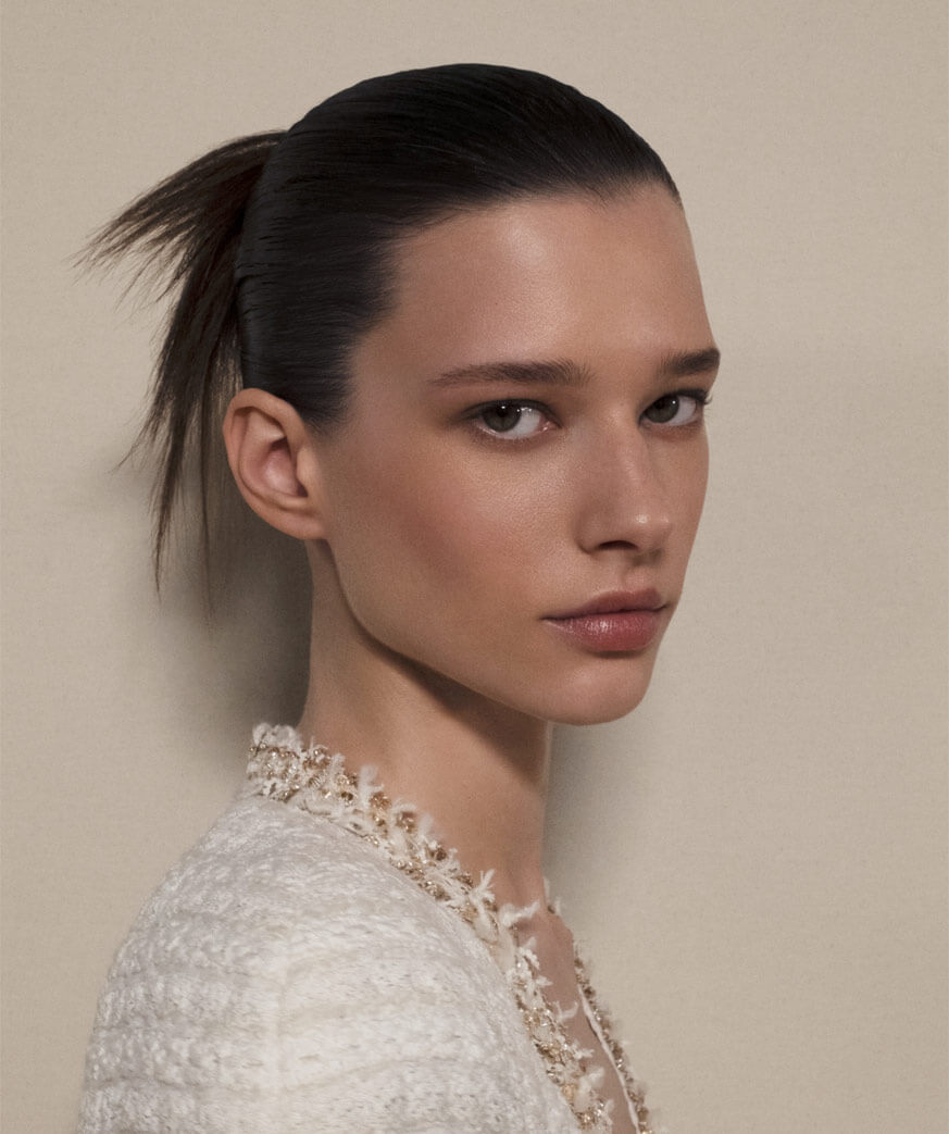Backstage Beauty: The Chanel Glow at Fall-Winter 2025/26 Haute Couture Backstage Beauty: The Chanel Glow at Fall-Winter 2025/26 Haute Couture