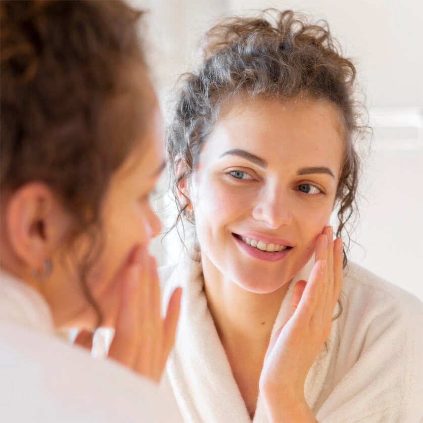 كريم مرطب للوجه لبشرة مشرقة وشابة