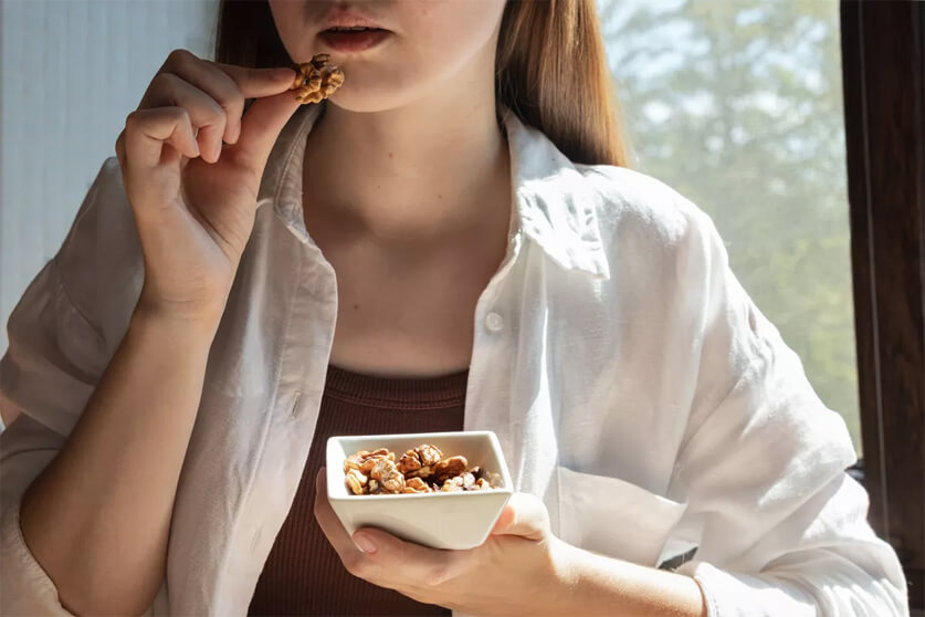 هل يساعد تناول الجوز مساءً على تحسين جودة النوم؟