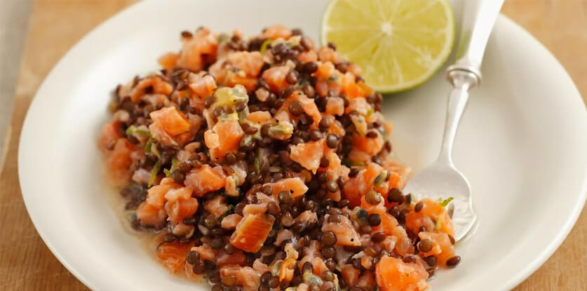 طريقة عمل سلطة العدس مع مكعبات السلمون المدخَّن