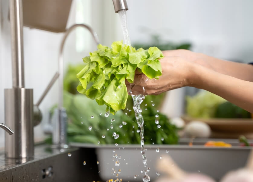 لماذا عليك غسل السلطة "الجاهزة للاستهلاك" قبل تناولها؟