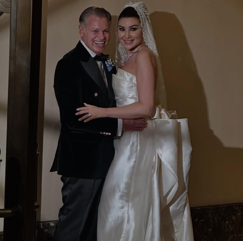 العروس أروى جودة  تتزبن بجوهرة لوالدتها