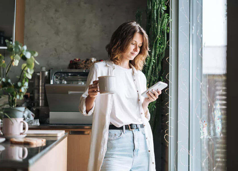 الشعور بانتفاخ البطن صباحاً: أسباب شائعة وحلول فعّالة