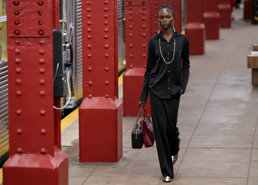 كل ما عليكم معرفته عن عرض  Chanel لمجموعة Métiers d’Art داخل مترو نيويورك